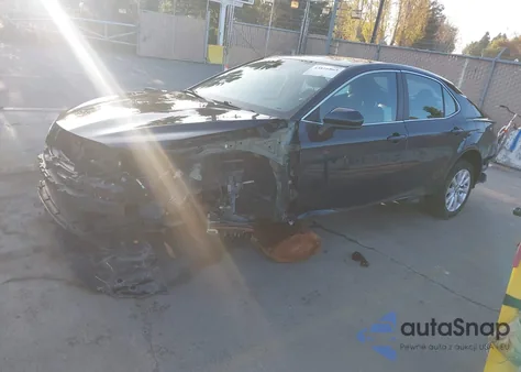 2020 Toyota Camry Le z USA, uszkodzony, nr VIN 4T1C11AK4LU511459